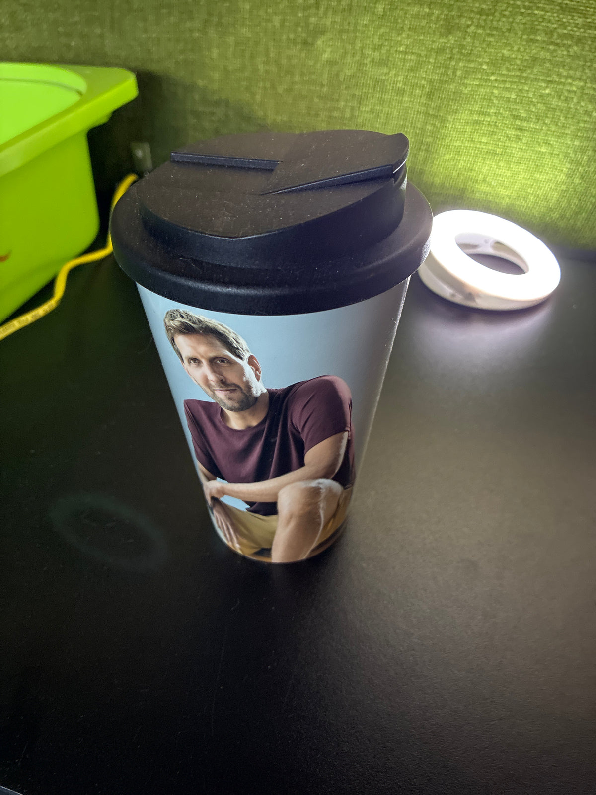 Becher mit Deckel