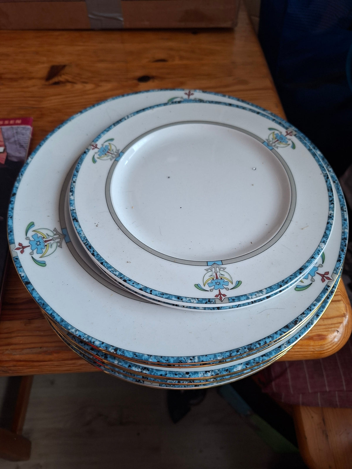 6 flache und 2 Kuchenteller