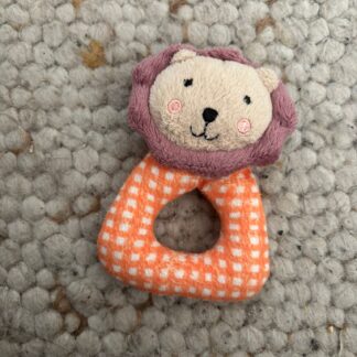 Babyrassel in Löwen-Optik