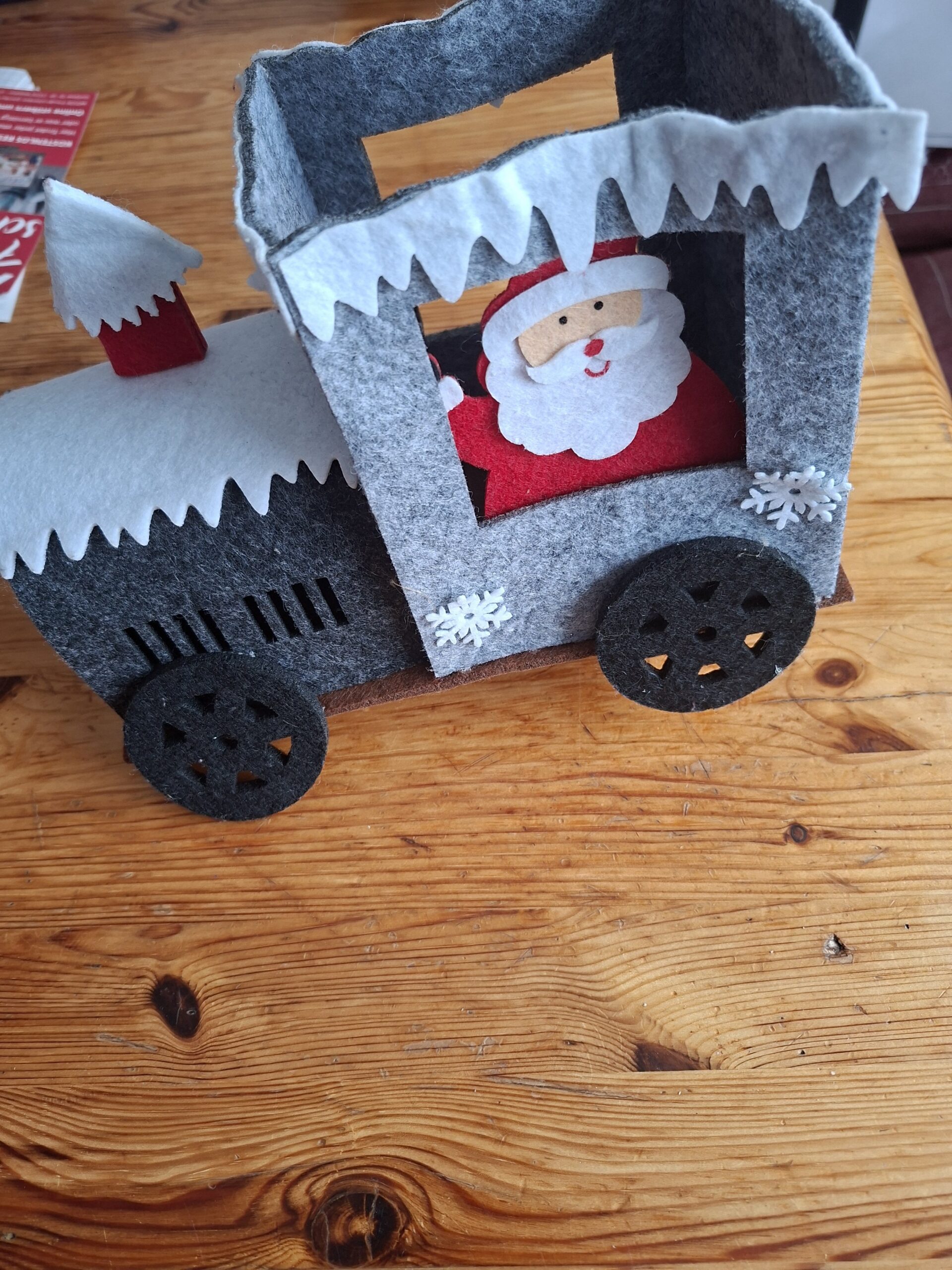 Weihnachtsmann Lok, ein Rad fehlt