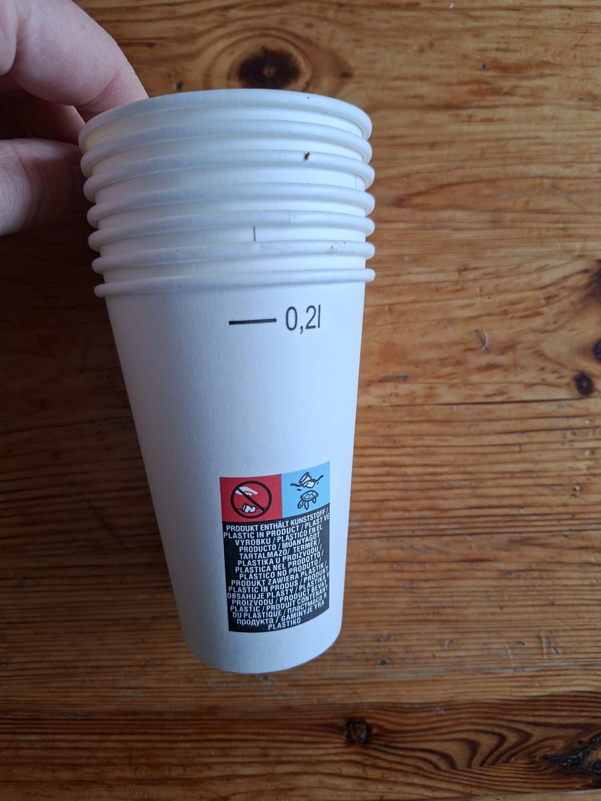 Pappbecher (enthält Plastik)